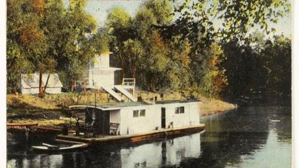 Houseboat on the Blue River