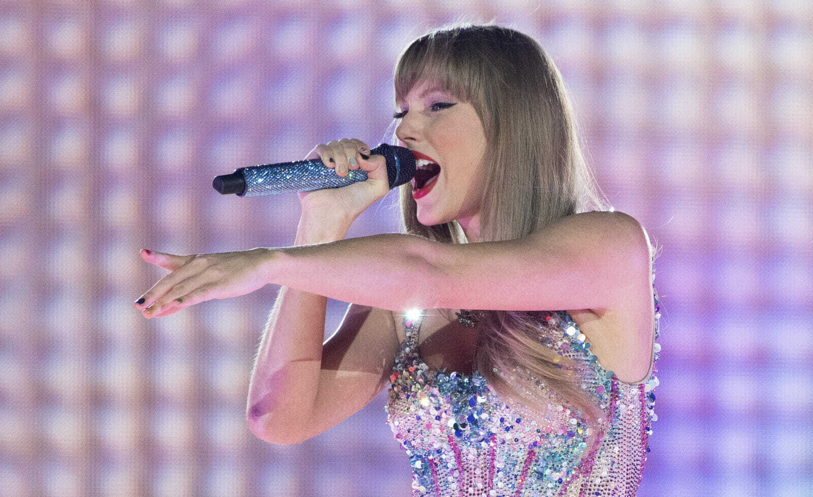 Taylor Swift on stage.