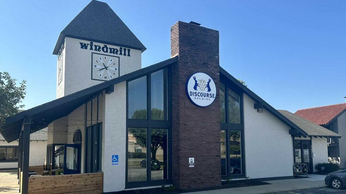 Exterior of Discourse Brewing.