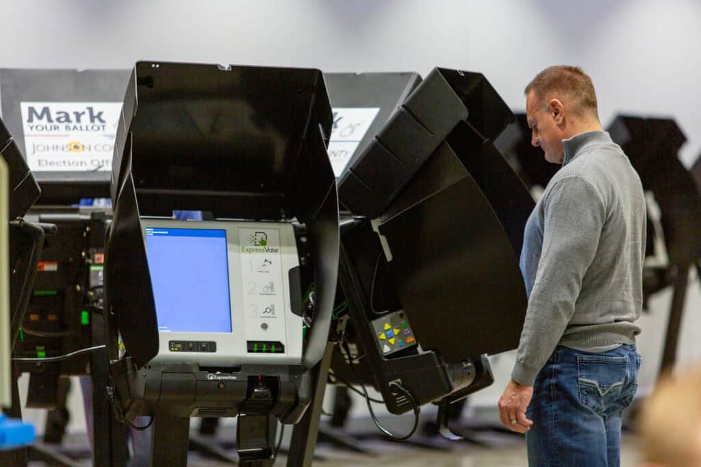 Voters on both sides of the state line head to the polls on Aug. 4, 2026. Ballots are packed with candidates and initiatives. (Vaughn Wheat | The Beacon)