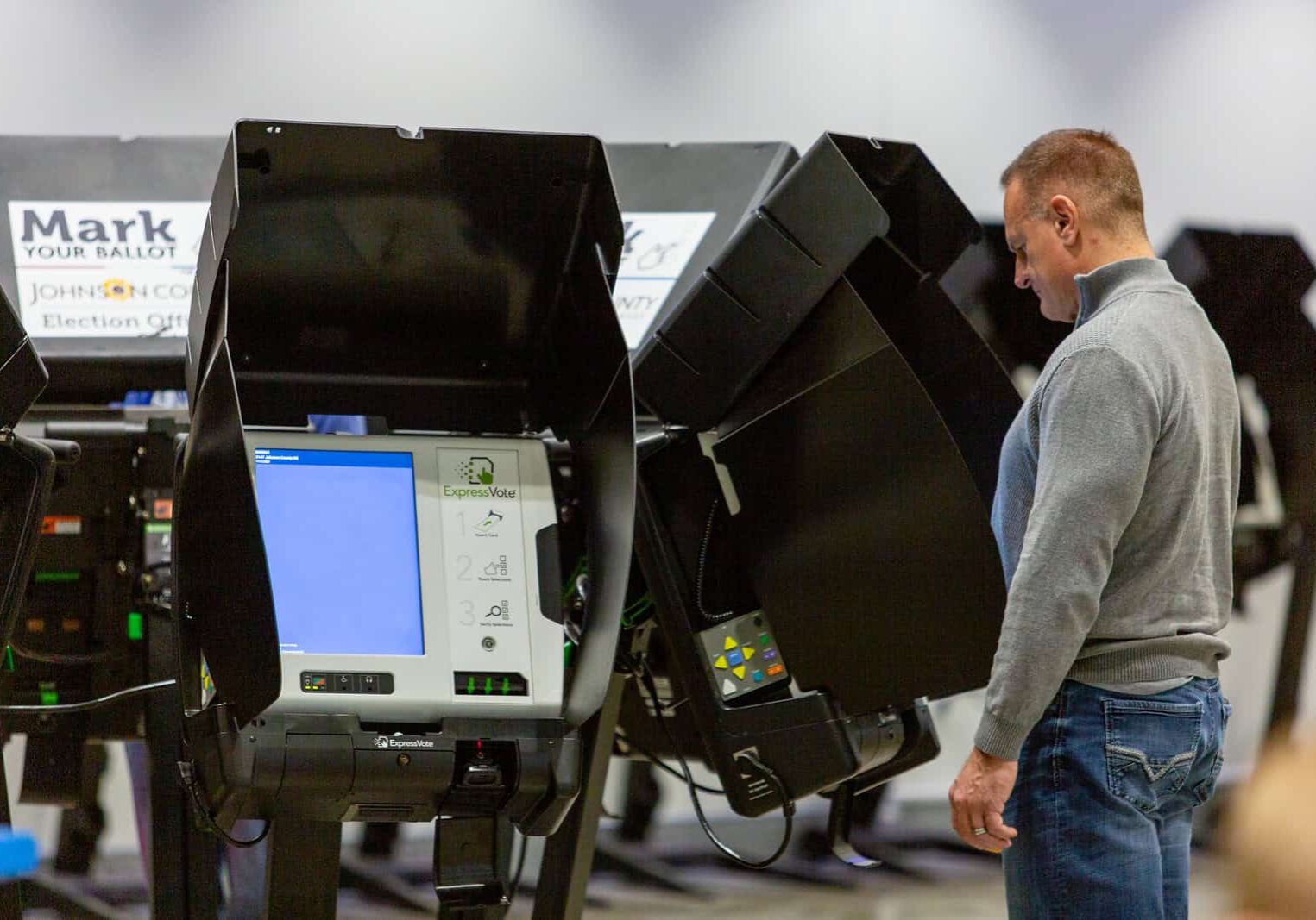 Voters on both sides of the state line head to the polls on Aug. 4, 2026. Ballots are packed with candidates and initiatives. (Vaughn Wheat | The Beacon)
